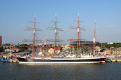 Viermaster Sedov (Russisch: CeAob) in haven van Klaipeda