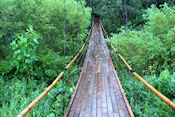 Houten hangbrug over Minija rivier 