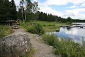 Picknickplaats bij meer      