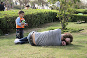 Mark slapend in het Al-Azhar park