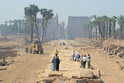 De laan die naar Luxor Tempel leidt