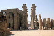 Luxor Tempel / de beelden van Ramses II