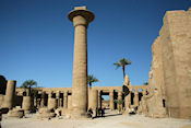 Karnak / grote tempel van Amon, met beeld Ramses II