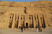  De kleinere tempel in Abu Simbel