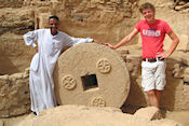 Mark en Hany bij molensteen in San Simeon