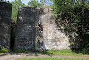   Herman beklimt de bunker   