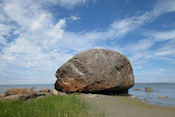  Grote zwerfsteen aan de kust van Estland    