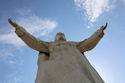   Het beeld van Christus Koning werd gebouwd op een verhoging van 16,5 meter. Inclusief de kroon heeft het beeld een hoogte van 36 meter. De vergulde kroon zelf heeft een hoogte van 3,5 meter en een diameter van 2 meter. Het hoofd is 4,5 meter lang en weegt 15 ton. Beide handen hebben een lengte van 6 meter en de spanweidte tussen beide handen is 24 meter. Het gebruikte materiaal is beton en glasvezel. In totaal weegt het beeld 440 ton.   