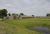   Het Biskupin reservaat is 24 hectare groot, in een streek met veel postglaciale meren. Biskupin ligt midden op het platteland, moeilijk te bereiken. Voorlopig is het ook het enige openluchtmuseum in zijn soort in Polen  