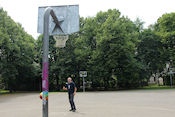   Basketbalwedstrijdje in het Ziedondarzs Park    